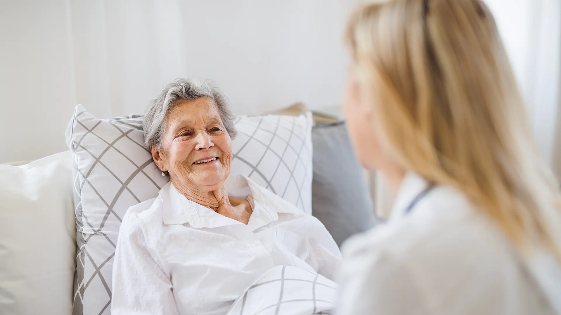 Betreuungskraft unterstützt Seniorin bei der 24 Stunden Pflege zuhause